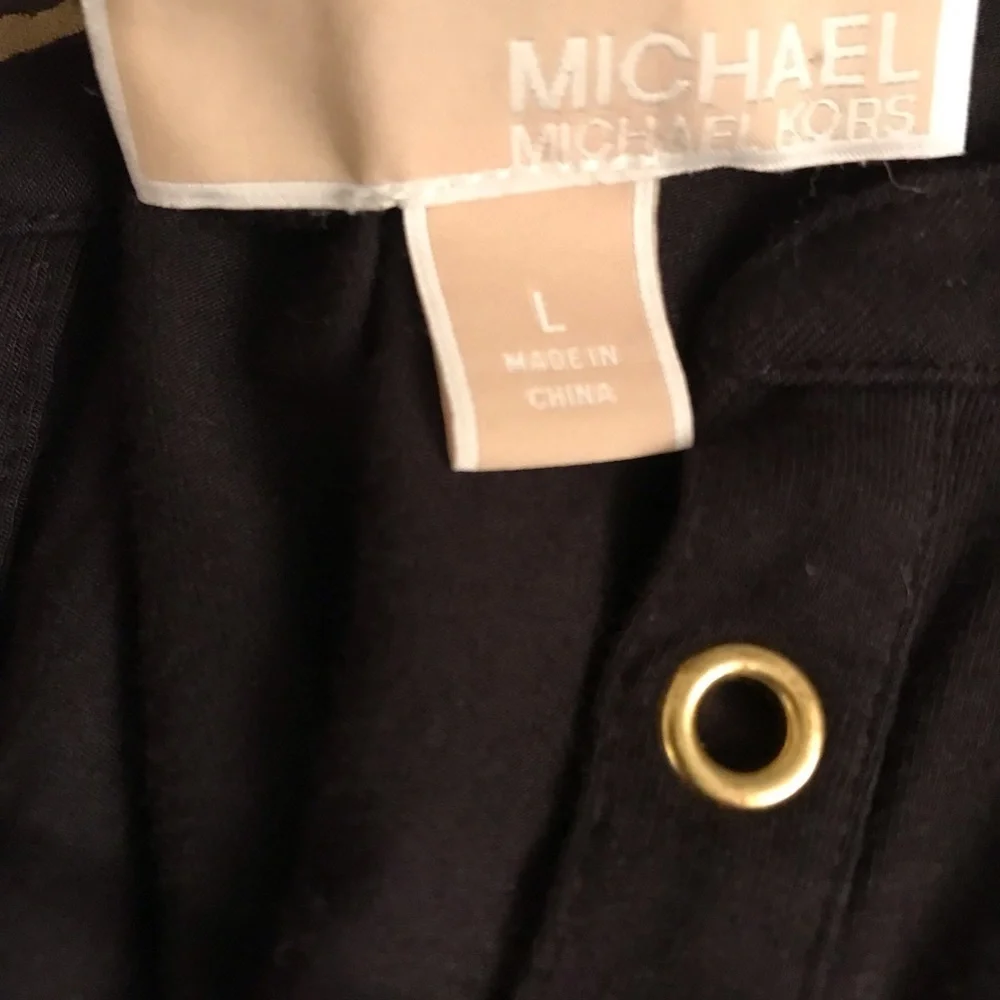 𝅺Micheal Kors black sleeveless V-neck top gold hardware size XL with stretch